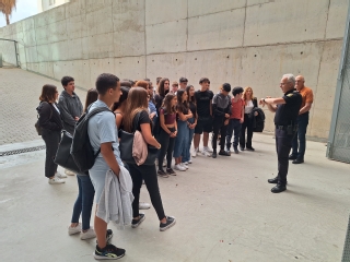 Un grupo de alumnos esperan indicaciones en la entrada de la sede judicial